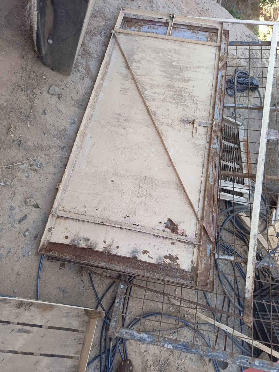 غراض للبيع/ قيم واخذ 
بوب حديد قياسات مختلفه 
جربايه حديد نفرين 
وضفيره اصليه 50متر 
ميز مبرده 
شباك صغير هوائي 
***********
