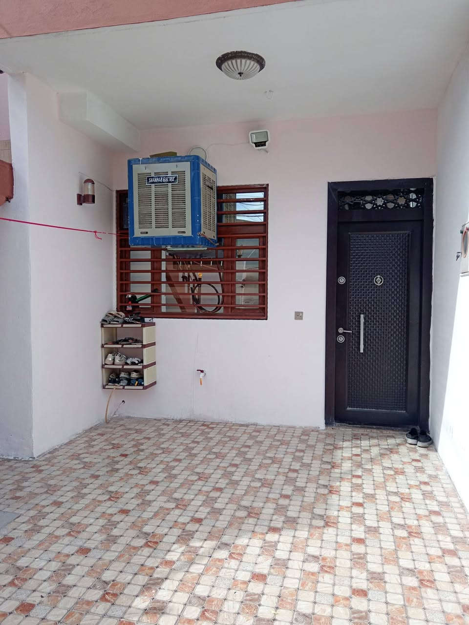 دارللبيع  مساحة/100/متر.واجهه.5..وعمق20 طابق ونصف بناء حديث. 2020
العنوان: قادسية الثانية خلف حلويات الشام. قاطع 49
مواصفات:فول كاشي،وسقف ثانوي 
نوع العقار:طابو 
يحتوي على استقبال ومطبخ وهول وغرفة نوم. طابق الثاني غرفه. . درج. خارجي
موقع مميز وشارع عريض تبليط ومجاري وماءحلوو 
سعر:١٠٥مليون وبيها مجال بسيط
 الاتصال على الرقم. . ***********
