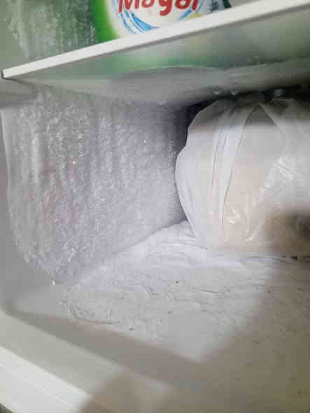 ثلاجه للبيع فول نضيفه السعر 100 وبيها مجال حك جيه ***********
