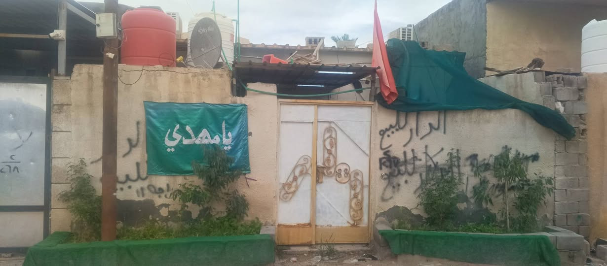 السلام عليكم بيت للبيع المساحه 100متر السقف سندويج وبي سقف ثانوي رباط ارضي البيت يحتوي على غرفه وصاله وصيحات ومطبخ وطارمه طابو زراعي نسخه من طابو السعر 30وبي مجال ثالث بيت عن الشارع ***********
