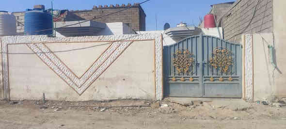 يتوفر بيت للبيع وقف سني مسجل اصولي 
#المساحه 200 متر 
#يحتوي على 2 غرف منام ودوانيه وصاله ومطبخ وصحيات و مساحه كراج واسعه  
#العنوان ابي الخصيب محيله طريق الوسطي قرب دائره الكهرباء  مقابل المدرسه الصفره يبعد 50متر عن طريق الوسطي الشارع العام 
التبليط. باب البيت  
#السعر 55 مليون وبي مجال 
*********** متوفر واتساب
