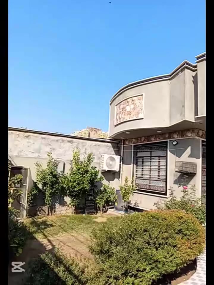 السلام عليكم
بيت للبيع مساحة 250م بناء حديث ، واجهه10، نزال25،طابو زراعي سند 25 
الإستقبال ٦ونص ×٤ صافي 
المطبخ ٥ونص ×٤ البارد والحار ٤×٢ 
الكلدور ٩ ×٤ 
مجمع صحيات 
غرفتين نوم 
غرفه ٥ونص×٤ + غرفه ٥×٤ 
كراج ٩×٣ + حديقه
السعر 140 وبي مجال 
العنوان:شارع100 شارع شريفه الجديد الرابط بين ش80 و100مال كربلاء
الاتصال على الرقم ***********
