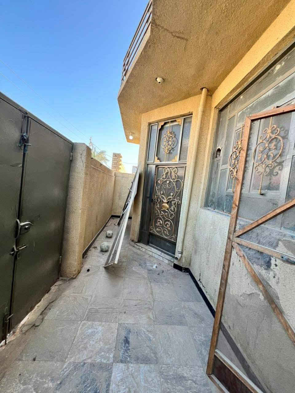 بيت للبيع مكانه السماوه  عد ال معالي   خامس بيت عن الشارع الرئيسي السايدين مساحته ٢٢٥ متر زراعي قرار محكمه  رقم التطويب موجود  البيت بناء مسلح  طابق ونص   يحتوي على غرف عدد ٣ وبراني ومطبخ وصاله   وصحيات داخليه وخارجيه  ‭0780 715 4543‬
