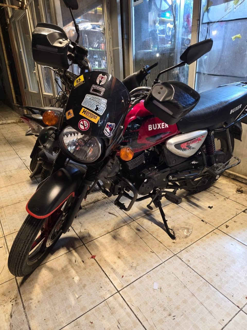 سلام عليكم
دراجة نوع بوكسر صيني عليه محرك دايوان ماشي 8 الف لون احمر تحويل ثاني يوم السعر مليون 700 وبيها مجال  مكان الدراجة إربيل هفلان *********** واتساب
