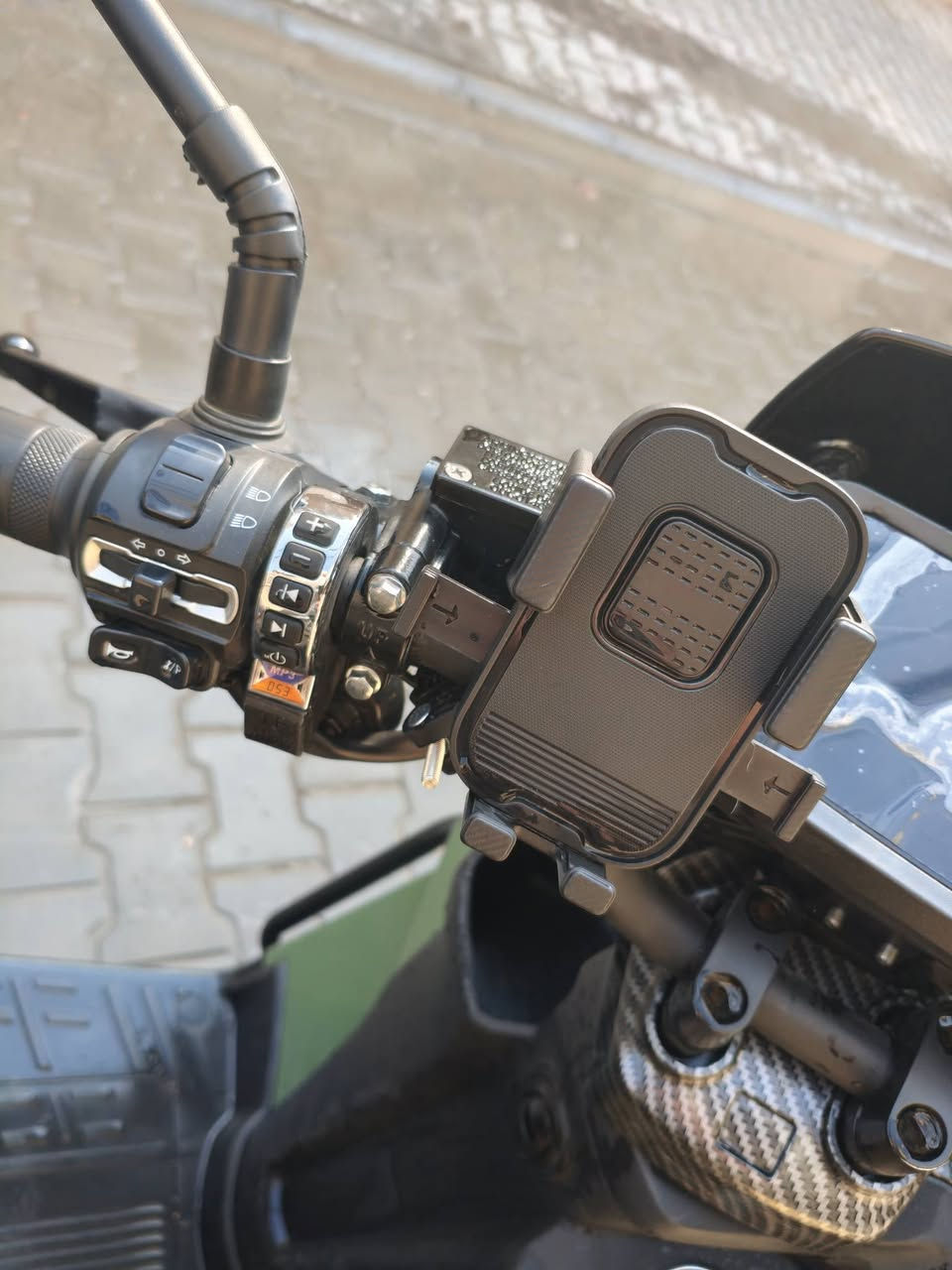 للبيع
اباتشي الرحالة  غنية عن التعريف لون مميز زيتوني دراجة مصفحة وكاملة كلة حديد داير مدايرها ينطية جمال وحماية الها 
دراجة نضيفة استخدام كلش قليل شخصي 
.نظام بريك هيدروليك abs دسك امامي خلفي 

بطارية ليثيوم ٤٠ امبير 27 فوووولت ملف 2500
تنطي بلشحنة الوحدة اكثر من ٧٠ كيلو..
 تحتوي ٣ جنط بلاد مثل موضح بصور 
اانارة لد حلوة بلنسبة لللايت واني وحاط نشرة تنبيبية للسيارات 
بصمة تشغيل عن بعد ونظام كامل حماية سرقة وشاشة ديجتاال تطلع  الاعطال وشحن بشاشة وشاحنة وmp3 وبيها اصوات لتنبية بلازدحامت تكدر تسوي بيها صوت هواي مواصفات وبصمتين و٢سويج 
٣ نمر تجي بيها وبيها R ترجع بك هواي امور

سعره ١٦٥٠ ملبون ٦٥٠ 
مكان بغداد الاسكان  ***********
