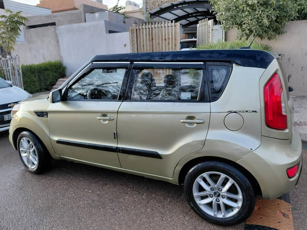 كيا سول ٢٠١٣ ماشية ١٣٠ 
گير عادي محرك وگير شرط 
رقم وسنوية جديد لل ٢٠٣٠ بسمنا 
بيها جملغ وبونيد وشبر باب السايق صبغ بدون دواخل 
*********** كركوك, العراق
