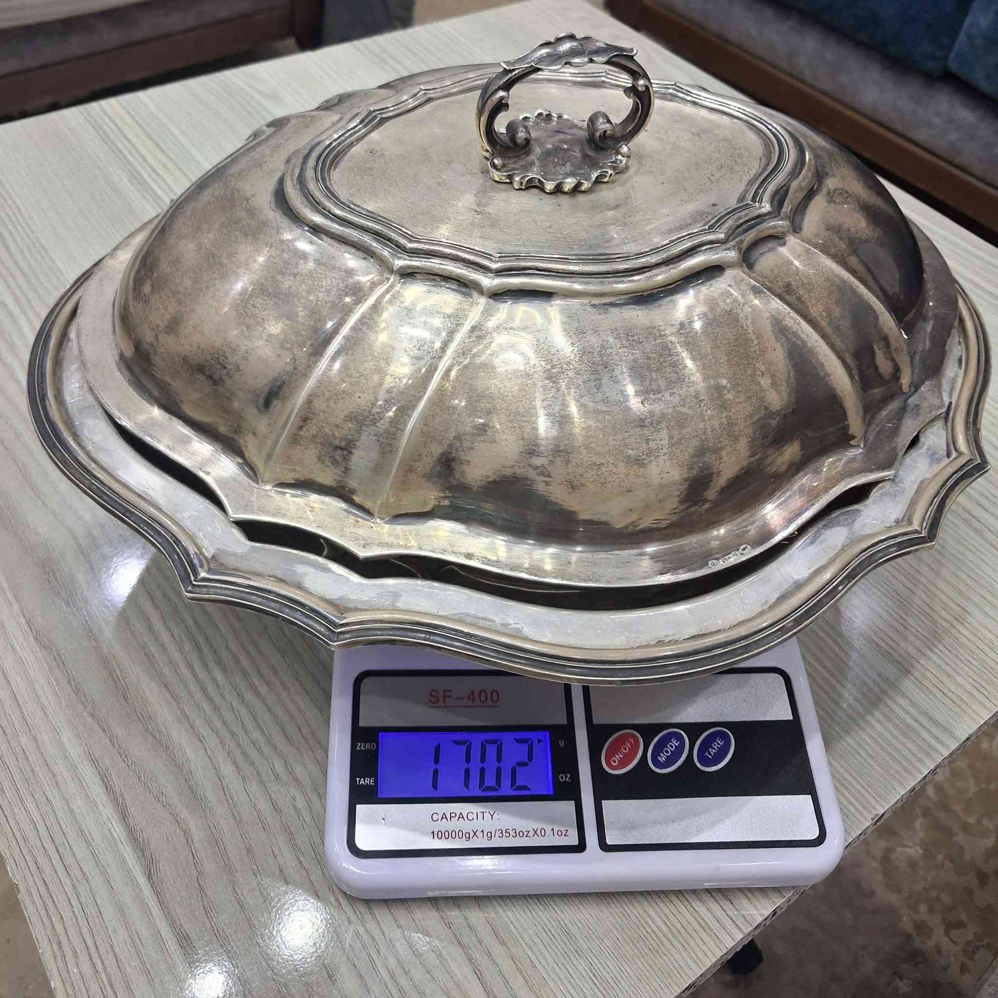 #للبيع_نوادر الصناعة الإيطالية للبيع طبق فضة مع غطاء, إيطالي مختوم عيار 925
الوزن 1700 gr.
المواصفات:
 القطعة مصنوعة من الفضة الإسترلينية (Sterling Silver)،  
FATTO A MANO:
 عبارة إيطالية تعني "صُنع يدوياً" (Handmade)، 
 أن القطعة تم تنفيذها بحرفية يدوية وليست إنتاجاً آلياً ضخماً
.STERLING: 
هي تأكيد إضافي على أن المعدن هو الفضة الإسترلينية


**إذا كنت صاحب هذا الإعلان وتريد حذفه لأي سبب، رجاءا أرسل رسالة إلى الدعم الفني**