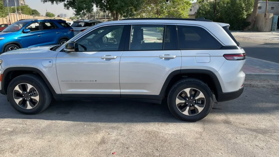 للبيع — Jeep grand cherokee 4xe 2024
📌 الموديل: 2024
📌 الفئة: 4xe — هايبرد (بنزين + كهرباء)
📌 الممشى: 25,500 فقط
📌 الدفع: رباعي 4×4
📌 الحالة: نظيفة جداً — جاهزة للاستخدام

 السياره بدون صبغ فقط جاملغ مرجع بارد

⭐ مميزات السيارة:

 • نظام هايبرد اقتصادي
 • عزم قوي وأداء ثابت
 • مريحة للمدينة وممتازة للطرق الخارجية
 • محافَظة وماشية قليل

💰 السعر المطلوب: 330 ورقة
📍 الموقع: بغداد — الكاظميه
📞 للتواصل: ***********
