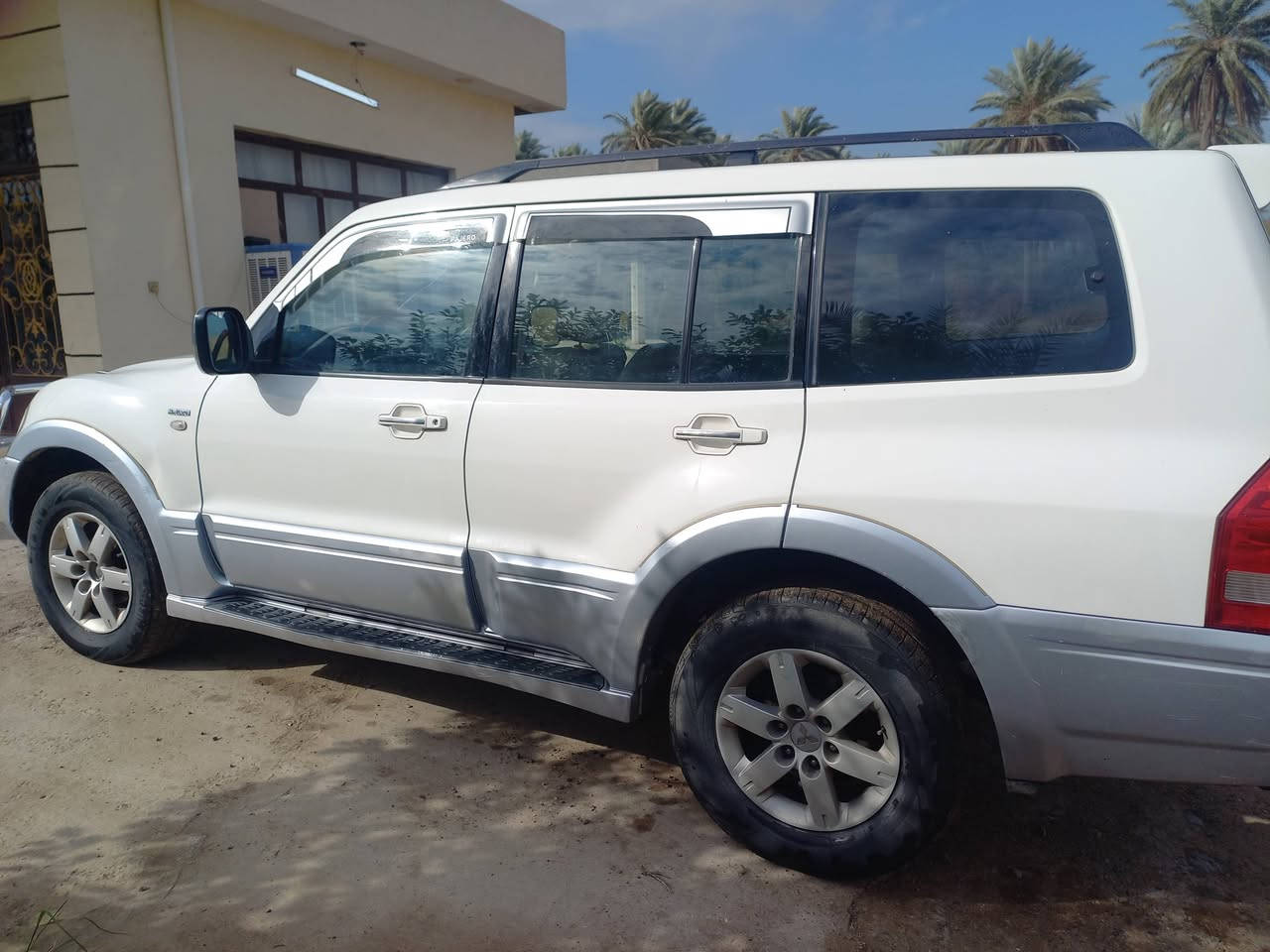 باجيرو للبيع موديل 2005 اللون ابيض صدفي محرك3800  
رقم بغداد انكليزي بأسمي السيارة نظيفة مامتعوبة بدون ضربة بدون صبغ كير ومحرك نظيف السعر 120 ورقة وبيها مجال مكان السيارة اليوسفية ***********
