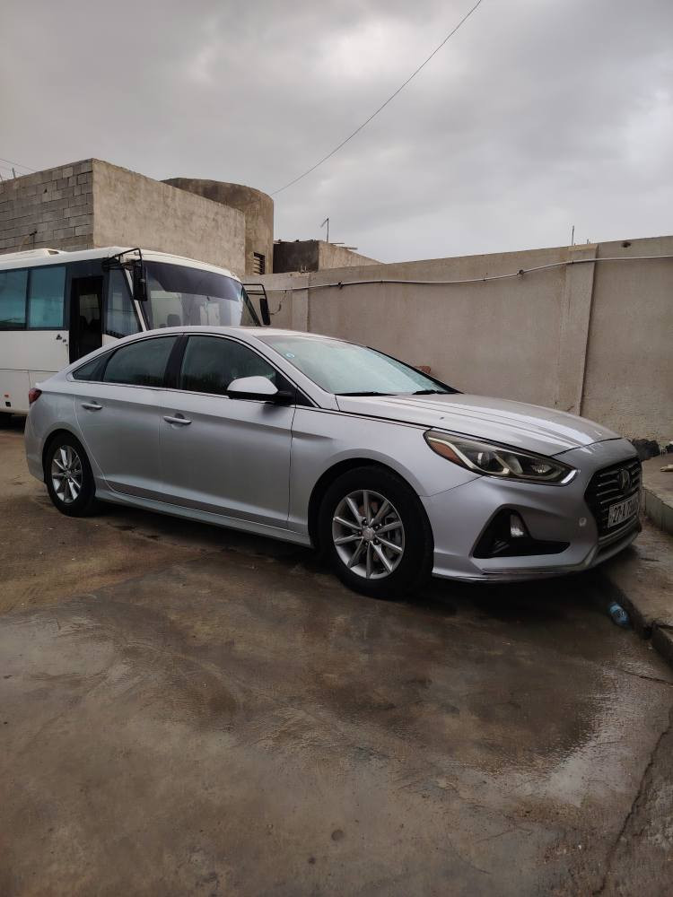 السلام عليكم هونداي سوناتا ٢٠١٨ رقم دولي سنويه منتهيه صارله شهر  وارد امريكي كفاله عده بارد بل بنيد والجاملق بارد بصيط محرك ٢٤٠٠  مكينه وكير كفاله سياره جاهزه للخير مواصفات se ماشيه ٩٠ ميل سياره مال بيت ما متعوبه الشراي يتصل *********** مكانهه بصره جزيره البصرة, العراق
