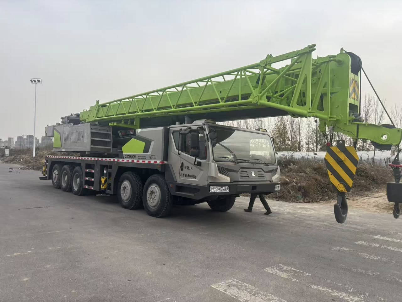 ZOOMLION 100V50, with a 50.4-meter main boom and two 18-meter auxiliary booms, has been fully maintained. If you are interested, please contact Whats App at +8613837279320


**إذا كنت صاحب هذا الإعلان وتريد حذفه لأي سبب، رجاءا أرسل رسالة إلى الدعم الفني**
