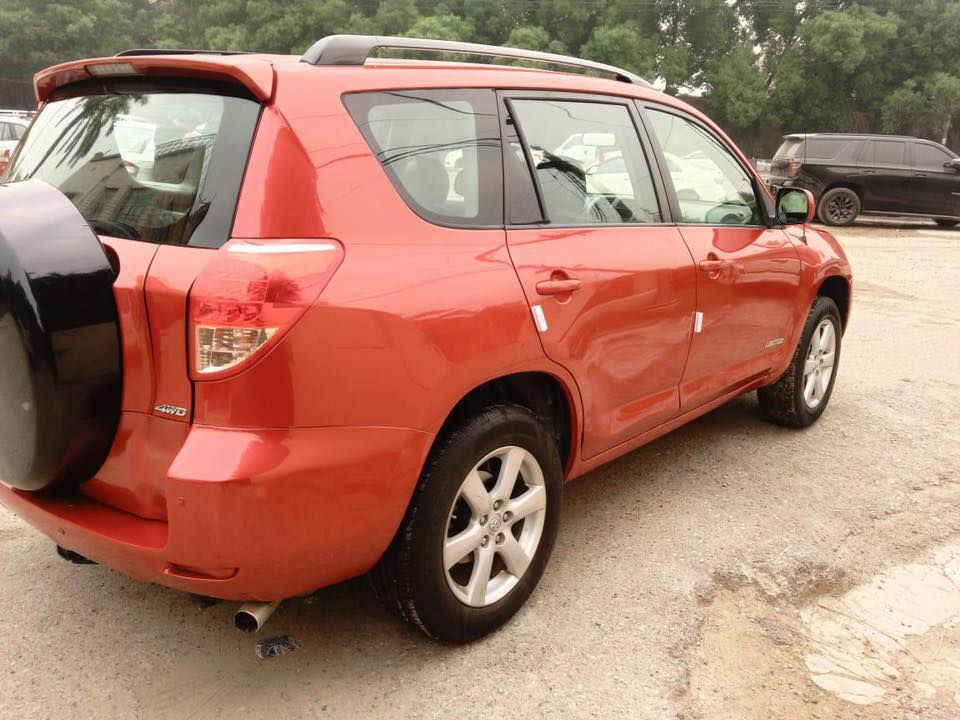 تويوتا راف فور 2008 لمتد وارد امريكي بيها مكانات صبغ اني ابيعلك حزام تبريد ثلج ٦سلندر محرك 3500 رقم بغداد هزة وسنوية جديدة بيها ملاحضات بسيطة السيارة مال بيت ماشية ١٦٨  الف مكاني بغداد اليرموك السعر 100 وبيها مجال بسيط***********
