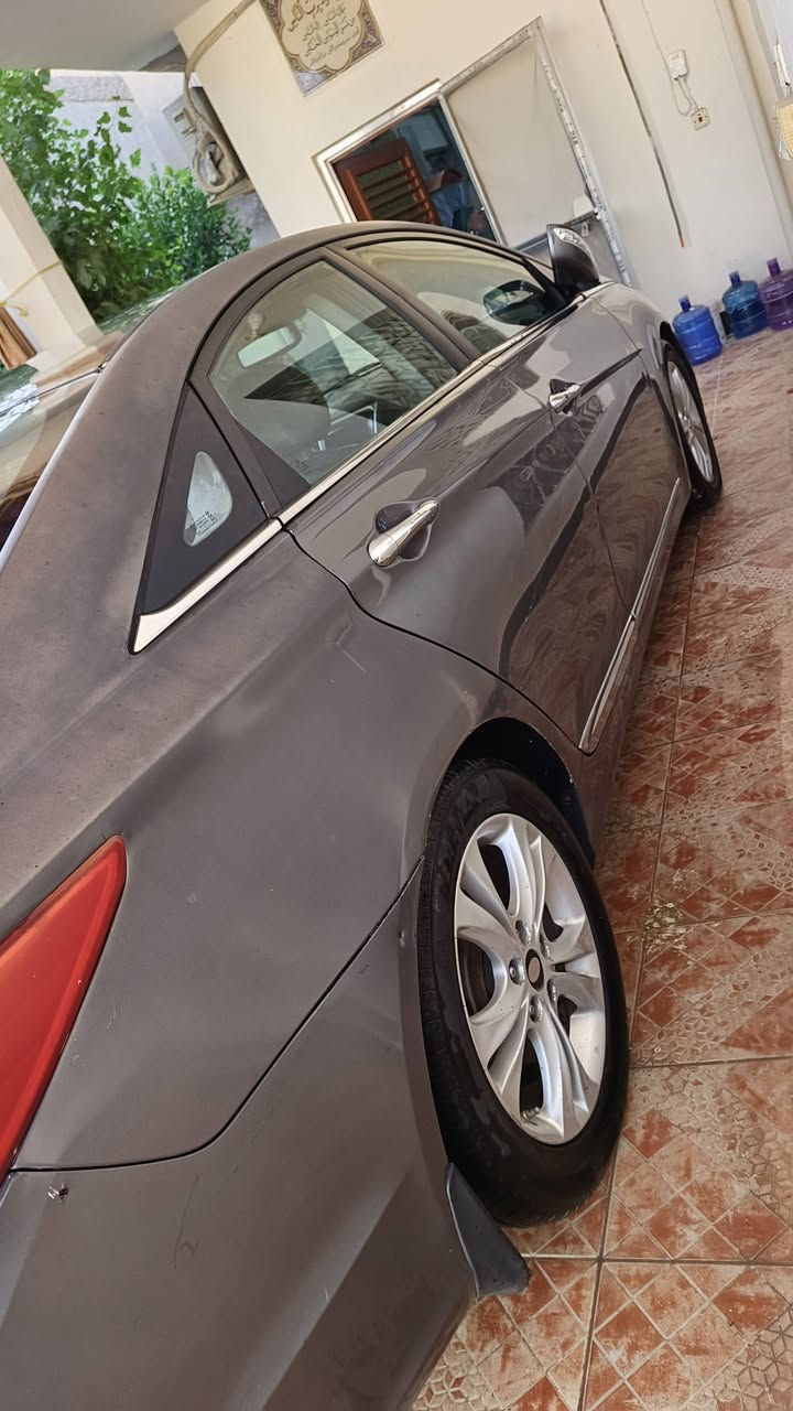 سوناتا 2011
رقم بغداد بسمي 
وراد امريكي 
فول مواصفات limited
محرك 2.4 Gdi لاتنقيص ولاتبخير 
كير جيد تبريد ثلج
عليها ادامة كاملة 
تخم تاير جديد 
صدر امامي خلفي جديد 
السيارة بيها ٣ قطع صبغ 
قبق الجنطة والجاملغات الخلفية
والتكم 
مكانها واسط الزبيدية 
السعر 86 وبيها مجال 
***********
