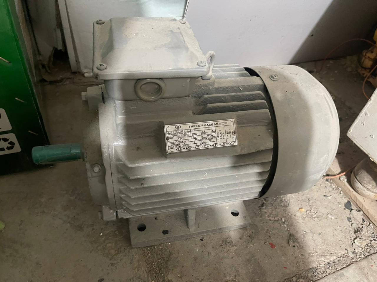 السلام عليكم   

 1-جكات للبيع لرفع الاحمال الثقيله( مثل الروافد و المحولات والمحركات الكبيره والروترات وغيرها) جدد مامستخدمات بس لان چان مخزونات مزلغات واصليات اسباني المنشاء 
عددهم 3 جكات 2 كبار ( 60 طن ) واحد صغير ( 30 طن )
  
 2-ماطور الماني ثري فيز يستخدم ( حسب الحاجه ) جديد مامستخدم واصلي تفاصيله بالصوره

3- ماطورات عدد 2 جدد اصليات 
استخدام ( حسب الحاجه )

السعر الكلي للاغراض : مليون ونص 
مكاني ناصريه مركز
***********
