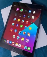 ايباد ٩ • مستعمل نضيف • بابل الحصرة