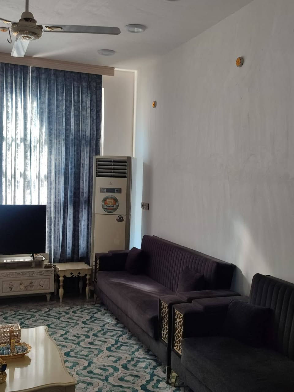 بيت للبيع
200 متر طابقين 
بي 5 غرف وكل غرفه تمتلك سويت 
ومطبخ حار وبارد وصاله وستقبال 
العنوان /حي جامعه شارع هدى سجاد
الرقم الاتصال /***********
