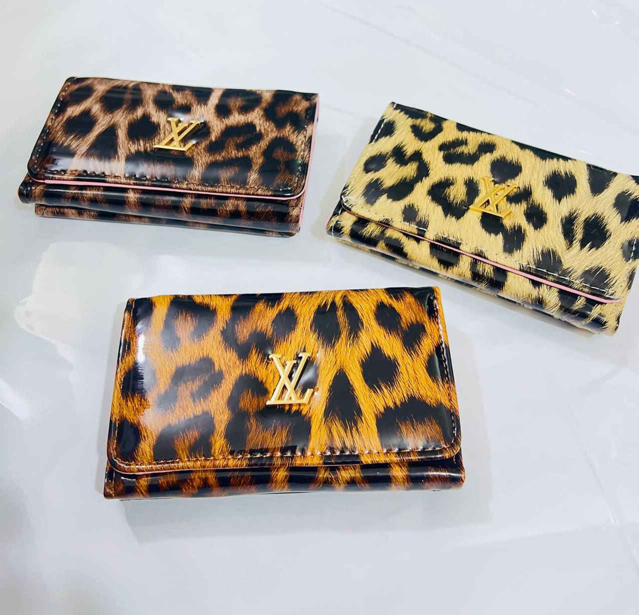 وفرنا الكم كوليكشن  جديد من جزدان  
🔥✨ فخامة بنقشة جريئة ✨🔥
شنو رأيج تصيرين محور الأنظار من أول نظرة؟ 😏
محافظ بطبعة النمر بتفاصيل ذهبية تخلي حضورج أقوى وأجرأ 👑
🐆 تصميم جريء
✨ لمعة فاخرة
💛 تفاصيل ذهبية تعكس القوة
👜 حجم عملي يناسب كل طلعاتج
مو بس محفظة…
ستايل يفرض نفسه 🔥
إذا شخصيتج قوية وتحبين التميز، هاي القطعة إلك 😉
📩 للحجز راسلينا قبل لا تخلص الكمية.

نمري الحجم  وسط 
بشرتچ تستحق الأفضل 🌸💅
#عناية_بالبشرة #جمال_طبيعي #روتين_العناية #منتجات_عناية #بشرة_نضرة #اكسبلور


**إذا كنت صاحب هذا الإعلان وتريد حذفه لأي سبب، رجاءا أرسل رسالة إلى الدعم الفني**