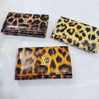 محفظة نمري • تفاصيل ذهبية • حجم وسط