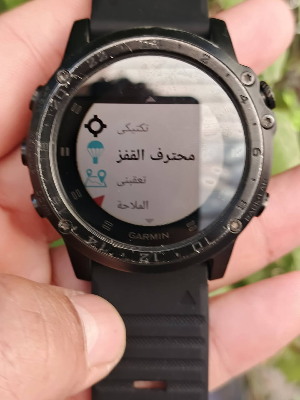 تاكتيكس® تشارلي
ساعة GPS مميزة بوظائف تكتيكية
شاشة عالية الدقة مقاس 1.2 بوصة قابلة للقراءة تحت أشعة الشمس مع عدسة من الياقوت المقببة؛ إمكانية التبديل بين الاستخدام النهاري والتوافق مع نظارات الرؤية الليلية
يتضمن خرائط طبوغرافية محملة مسبقًا بالإضافة إلى نظام ملاحة بالخرائط قابل للتوجيه
يتميز التصميم المتين بإطار من التيتانيوم المطلي بالكربون الشبيه بالماس الأسود (DLC)، وغطاء خلفي من التيتانيوم الأسود، وأزرار من الفولاذ المقاوم للصدأ - بالإضافة إلى نظام مراقبة معدل ضربات القلب المدمج من المعصم Elevate ™¹
تشمل الميزات الخاصة بالتكتيكات: Jumpmaster، وإسقاط نقاط الطريق، وتنسيق نظام تحديد المواقع العالمي (GPS) ثنائي الموقع، والأنشطة التكتيكية المحملة مسبقًا.
تتضمن أجهزة استشعار الملاحة المدمجة نظام تحديد المواقع العالمي (GPS) ونظام غلوناس (GLONASS) بالإضافة إلى بوصلة ثلاثية المحاور، ومقياس الضغط الجوي، ومقياس الارتفاع، وجيروسكوب.
عمر بطارية يصل إلى 12 يومًا في وضع الساعة الذكية، ويصل إلى 20 ساعة في وضع نظام تحديد المواقع العالمي (GPS)، ويصل إلى 35 ساعة في وضع توفير الطاقة UltraTrac ™
تجمع ساعة تاكتيكس تشارلي متعددة الرياضات المزودة بنظام تحديد المواقع العالمي (GPS) بين وظائف تكتيكية متخصصة وميزات ذكية للتدريب البدني والملاحة في الهواء الطلق، مما يجعلها الخيار الأمثل للبيئات الصعبة، سواء في العمليات الميدانية أو المكاتب. تتميز هذه الساعة فائقة المتانة، ذات اللون الأسود بالكامل، بخرائط طبوغرافية ملونة قابلة للتوجيه، وميزة قياس معدل ضربات القلب من المعصم، ومقاييس التدريب البدني، والتوافق مع نظارات الرؤية الليلية، وغيرها الكثير. كما أن إطارها المصنوع من التيتانيوم المطلي بطبقة DLC يضمن أقصى مقاومة للتآكل والصدأ .

ارسم طريقك نحو النجاح
سواء كنتَ تُجري تدريبات أو تمارس رياضة الجري، فإنّ ميزات الخرائط والملاحة المُدمجة في ساعة تاكتيكس تشارلي تُساعدك على البقاء مُوجّهًا وعلى المسار الصحيح. تأتي الساعة مُحمّلة مُسبقًا بخرائط طبوغرافية ملونة بالكامل، مع بيانات مُحسّنة لتسهيل الملاحة وتحديد الموقع بنظرة سريعة. كما يُتيح لك استقبال شبكات الأقمار الصناعية GPS وGLONASS وGalileo إمكانية التتبع في بيئات أكثر صعوبة من تلك التي يُمكنك التتبع فيها باستخدام GPS وحده. بالإضافة إلى ذلك، يُمكنك استخدام ساعتك لإنشاء مسارات واتباعها، وكذلك تحديد مواقع أشياء مثل موقع التخييم، أو السيارة، أو نقاط التفتيش على المسار، أو غيرها من نقاط الاهتمام.


**إذا كنت صاحب هذا الإعلان وتريد حذفه لأي سبب، رجاءا أرسل رسالة إلى الدعم الفني**