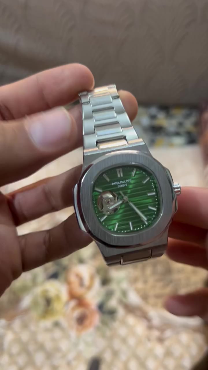 ساعة باتيك فيليب 
مينه لون اخضر، مكينه كشف
وزن ثكَيل وبعد احلى من التصوير بهواي


**إذا كنت صاحب هذا الإعلان وتريد حذفه لأي سبب، رجاءا أرسل رسالة إلى الدعم الفني**