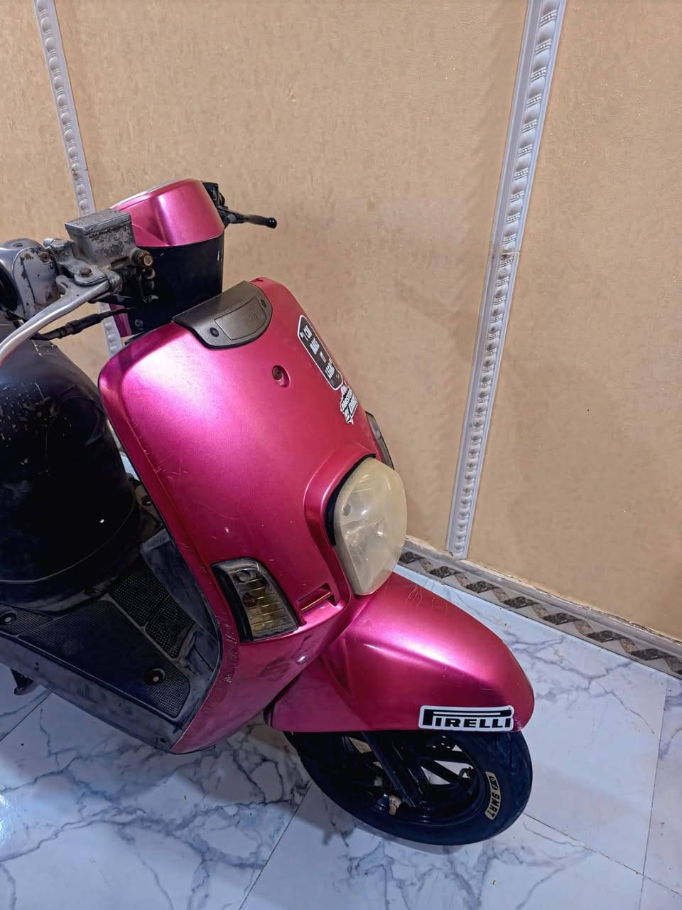 السلام عليكم بوليس للبيع لون وردي كفرات مختم الأصلي  نوع نوزل دراجه تخبل تجي وتشوف بعينك  السعر 700 ناصريه مركز رقم***********
