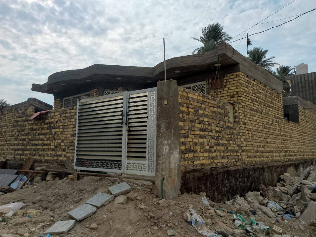 سلام عليكم بيت مساحه 185 يحتوي على غرفتين نوم البيت مطبك كرانيت نقص فقط بيبان خشب  وستار وفرشي العنوان نزلت العيد بقطع حجي جاسم قبل حي الزيتون السعر ١٣٠ وبي مجال رقم الهاتف *********** رقم ***********
