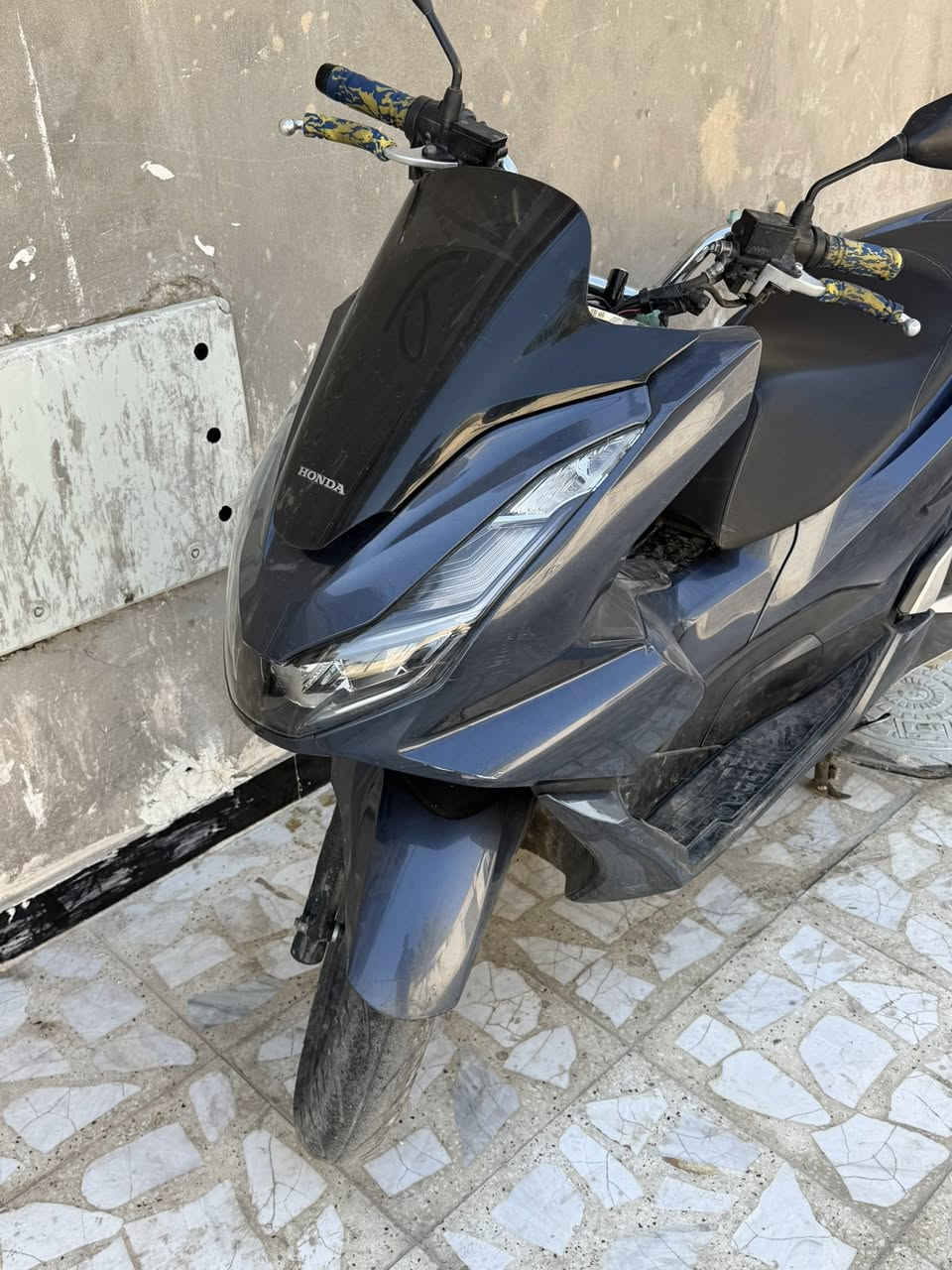 سلام عليكم pcxجيل الرابع دراجه نضيفه ماشيه 23 الف دراجه صار شهر من نازله تدفئه باليدات حساس زدحام ABS دراجه كلش نضيفه. عنوان مدينه الصدر 
رقم ***********
