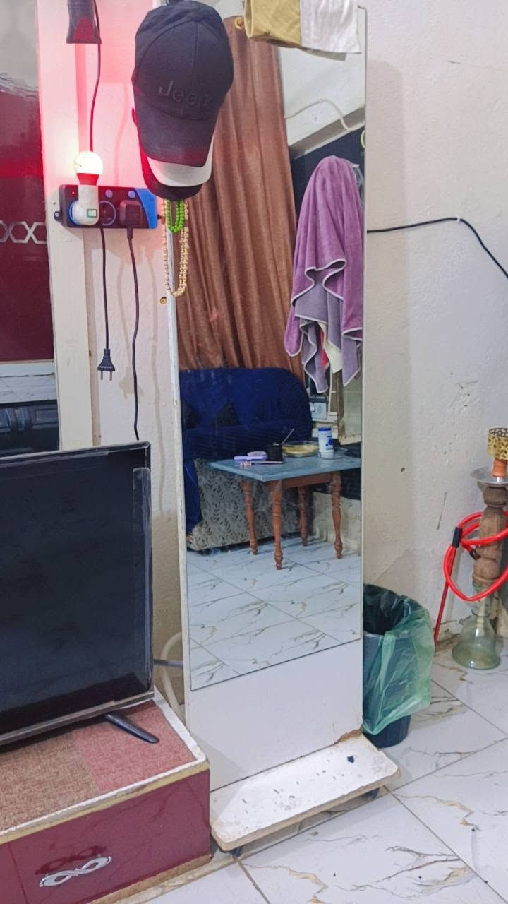 غراض للبيع  نص عمر  الكنتور فقط  يحتاجله  سجه للبيبان لان سحب والثلاجه شغاله  وتخم قطعه وحده مال غرف نوم اذا اتحبون  هذا رقم وتساب واتصال***********
