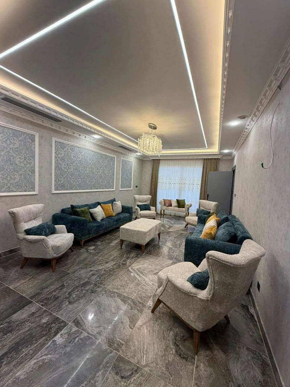 منزل للبيع في هيوا ستي طابو صرف
بيت فخمى راقي وموقع مميز ركن 
 وتفاصيل مختلفة عن كل بيوت 
ديكورات و جمال داخل هاذا البيت روعة 
العنوان طريق كوية مقابل مجمع فلوريا ستي  
  بناء ملكي 
مساحة 198متر طابقين 
تنباع ويا الاثاث وبدون اثاث 
يتكون من 
5 غرفه نوم 
و استقبال 
هول داخلي 
مطبخ حار وبارد
كراج + حديقة

#احمد_للعقارات 
للتفاصيل اكثر اتواصل: *********** أربيل, العراق
