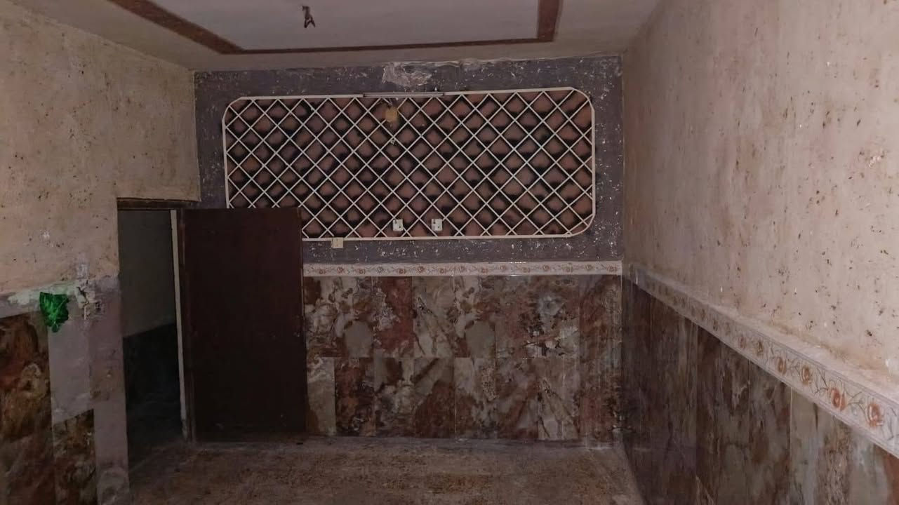 سلام عليكم
بيت 100متر طابق و نص البيت يحتاج ترميم 
متكون غرفتين نوم حمام خارجي و حمام داخلي تواليت خارجية استقبال و مطبخ 
عنوان الحسينية السكلات بل مربع مال15 منطقة كاملة خدمات مي تبليط 
السعر 52مليون و كلشي واضح بل صور 
لتواصل واتساب فقط ***********
