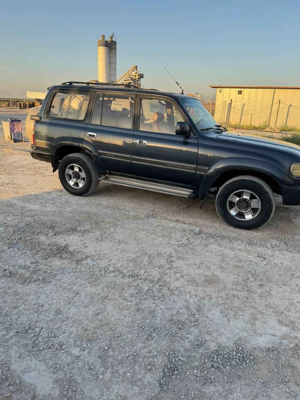 لاندكروز موديل  رقم واسط إنكليزي اب اسمي   صبغ احزام كير عادي مكينه بانزين  دبل اسبير دبل تانكي تخم تاير 3 قطع تبريد. كهربايات كلهة شغاله   بيع مكان واسط العزيزيه ***********
