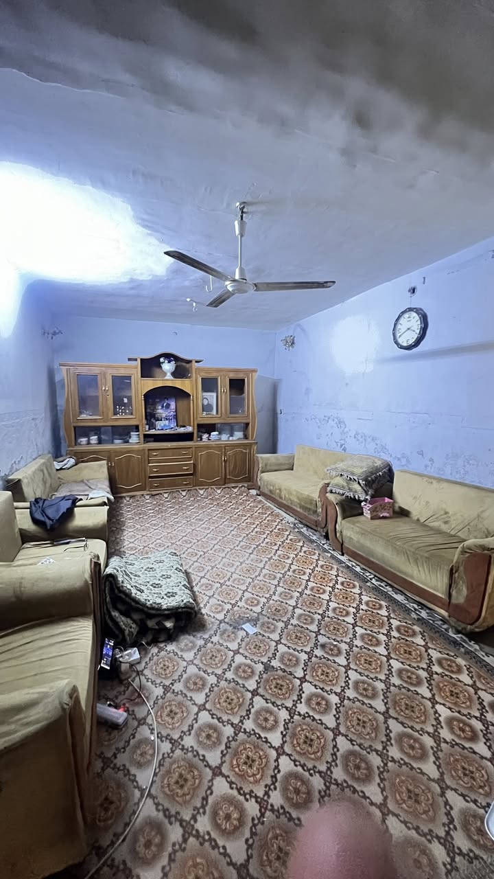 البيت للبيع 
المساحة 210 طابو صرف 
الموقع ع الجدول مجاور السوك مقابل بيت حجي خريبط 
يتكون من  غرفة و صاله ومطبخ واستقبال وطاردة وحديقة 
والطابق الثاني غرفه مع بيتونه كبيرة 
للاستفسار : ***********
