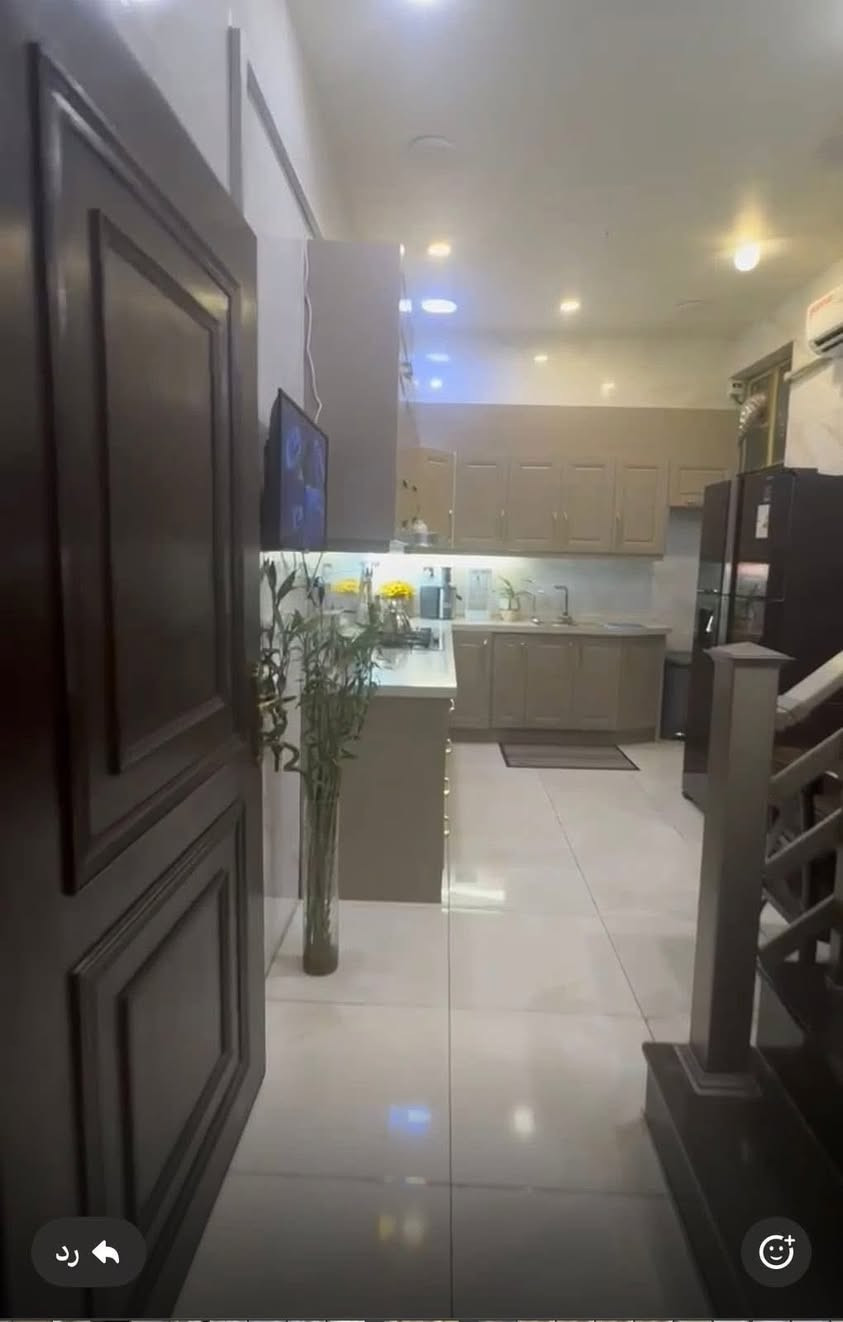 حي البساتين منطقه الضباط قرب سريع محمد القاسم والقناه المساحه 50متر  ثلاثه طوابق ويحتوي ع 3 غرف نوم وحده سويت وستقبال ومطبخ وحمامات 3 الواجهه 5 والنزال 10 بناء سنه 2023 ويحتوي ع تشجير مقابيل البيت ونوع العقار طابو
لمعرفه الاتفاصيل اكثر الاتصال على هذه الرقم
***********
