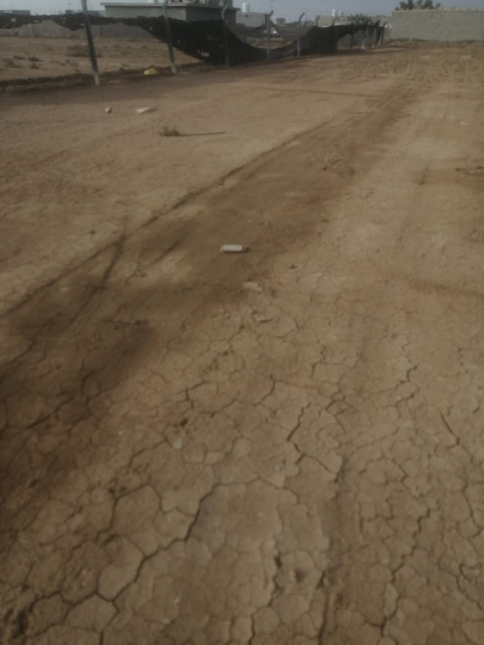 السلام عليكم قطعه أرض زراعي للبيع مساحة ٩٠٠ الواجهه ١٤ والنزال ٦٨ عله شارعين شارع كدامها وشارع وراها عرض الشارع ٧ متر صالحه للسكن اوزراعه او استثمار مثلاً جملون او مزرعه سياحيه او دواجن مي و كهرباء  موجودات تبليط يبعد عنها ١٠٠ متر مكانها بغداد تقاطع النهروان قريب مدرسة الجوادين الابتدائيه قريب التصنيع سعر القطعه٣٣ وبيها مجال رقم الهاتف ***********
