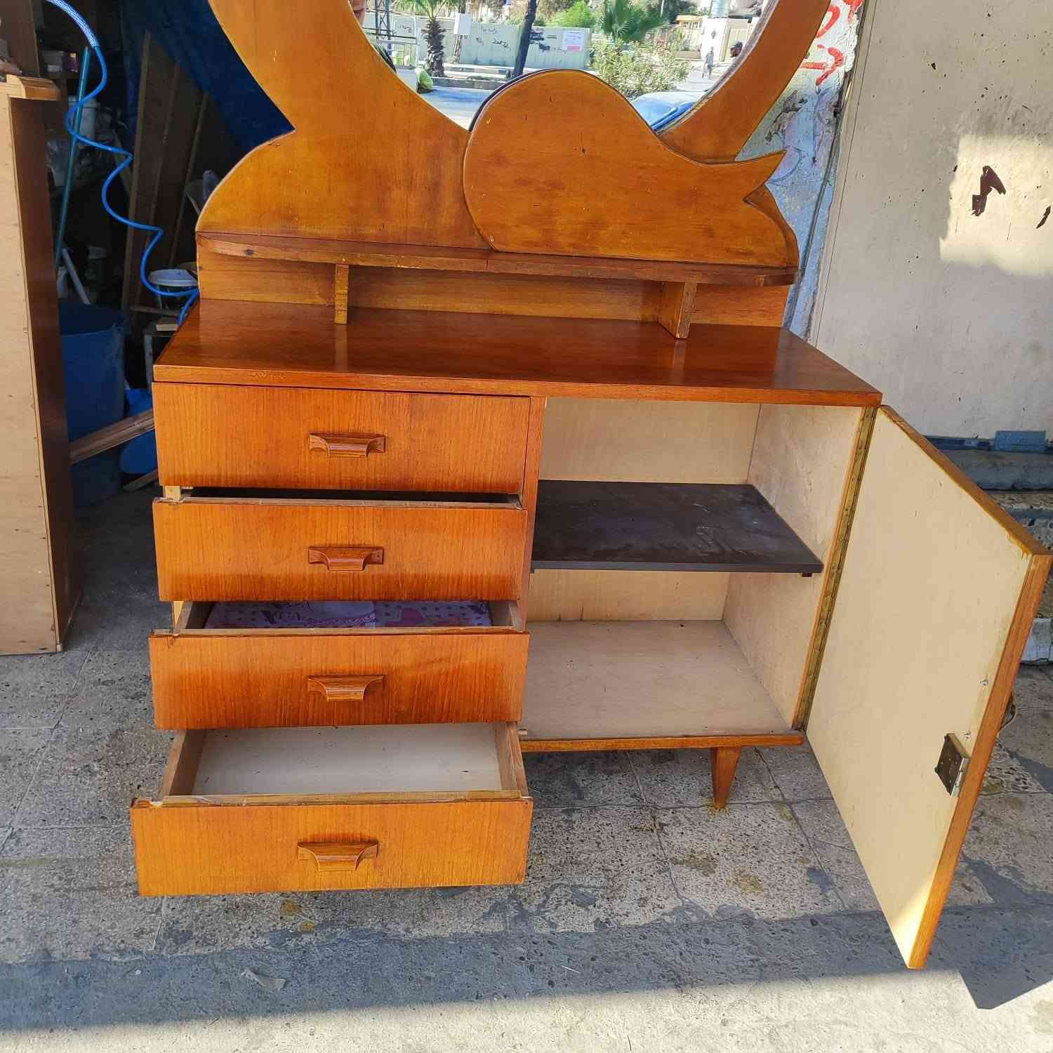 ميز تواليت نظيف جدا جدا شغل ثقيل السعر ٦٠
الرفاعي قرب نفق الصحة
***********
