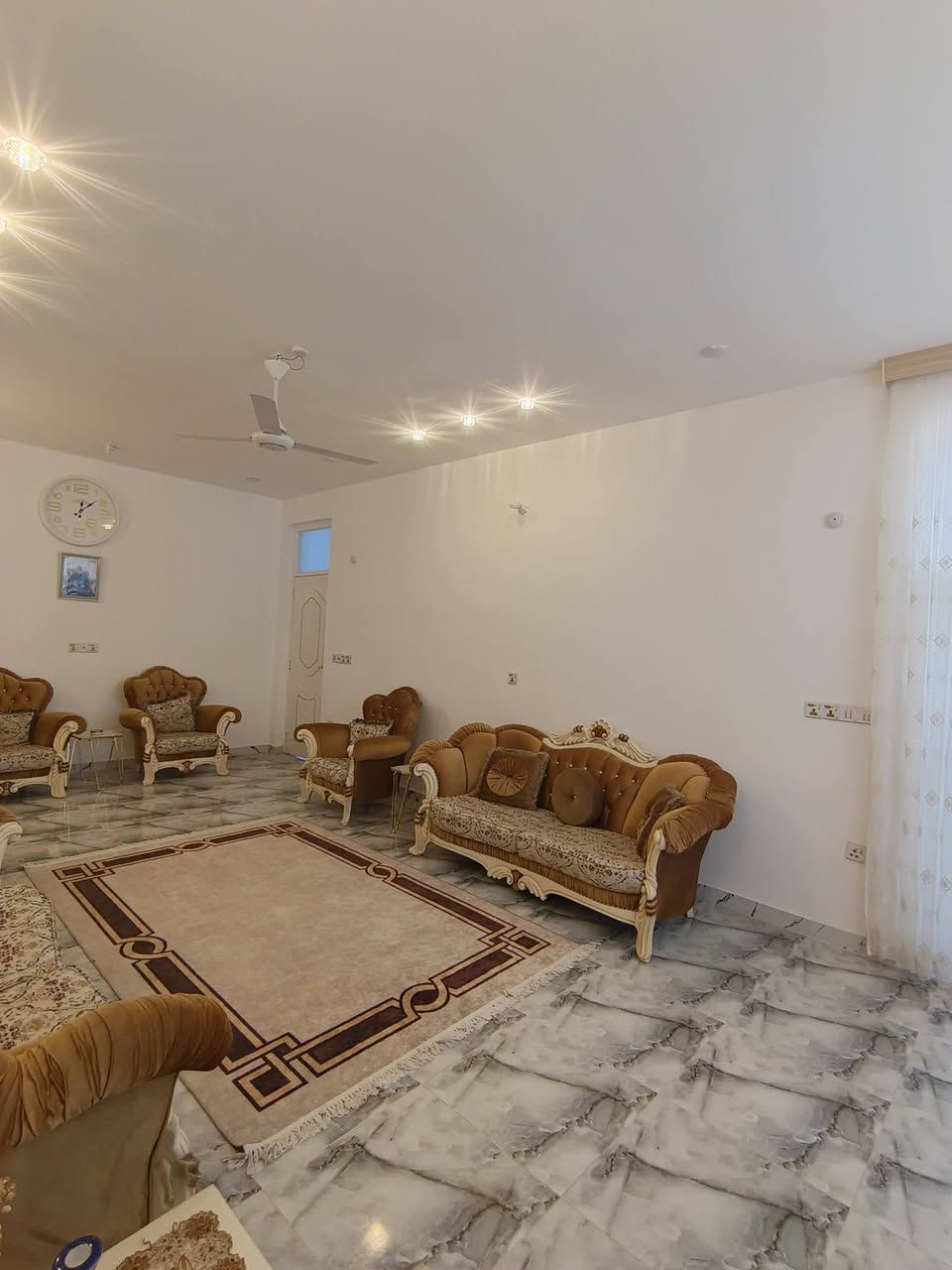 للبيع بيت مساحه ٢٥٠ متر نزلة بيت حايف (١٠×٢٥)طابو زراعي  سند ٢٥ يتحول باسمك ومشمول بقرار التطويب رقم 3200
••الطابق الاول يحتوي :
•صحيات خارجيه
•مطبخ حار وبارد
•استقبال كبير (٥×٨) 
•هول داخلي 
•مجموعة صحيات كامله
•منور عدد ثنين
•غرفة نوم سويت (٥×٦) 
•غرفة نوم (٥×٤) 
•• الطابق الثاني يحتوي :
•غرفة نوم سويت (٥×٨) 
•غرفة نوم(٥×٧) 
•هول داخلي مع مجموعة صحيات كبيره
•غرفة مخزن
• سطح خارجي (يمكن البناء بهِ) + بيتونه. 
م/ توجد مدرسه ابتدائيه + ثانويه خلف البيت 
العنوان : الكوت الجديد/مجمع النفط الثاني / قرب مدرسة الحشد.
السعر ١٥٥ وبي مجال 
للاستفسار اكثر الاتصال على الرقم او التواصل على الخاص
***********
