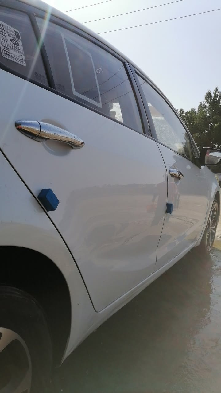 السلام اعليكم سيراتو للبيع موديل 15 بيها بس رشات صبغ الهلال وجاملغ المامي نص منه رقم انكليزي بسمي جاهزه السياره السعر 123 وبيها مجال رقم ***********
