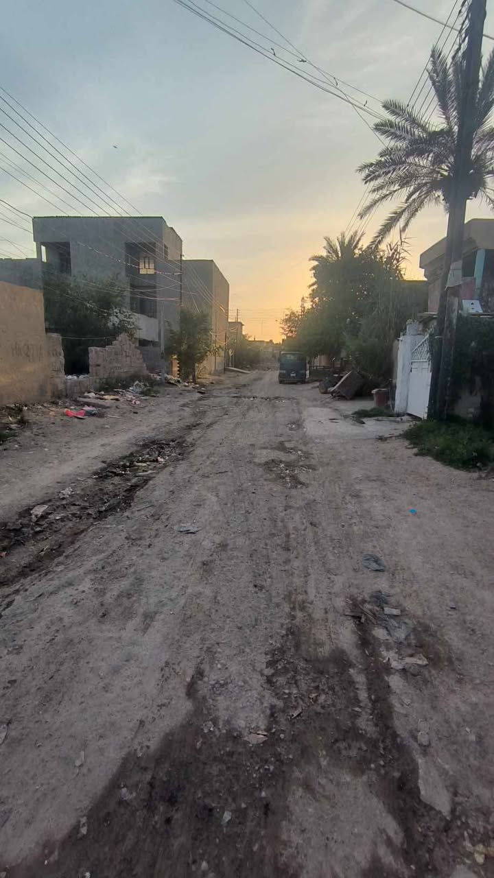 للبيع بيت قديم قطعه ابيعلك  مساحة 108 واجهه5.40 نزال 20غرفة فوق غرفه   الشهداء مال ابو غريب قرب المدرسة الصينية وجامع الرحمن شارع 10 متر طابو صرف بسعر 55مليون قفل للأستفسار مراسله واتساب ***********او اتصال كورك ***********

