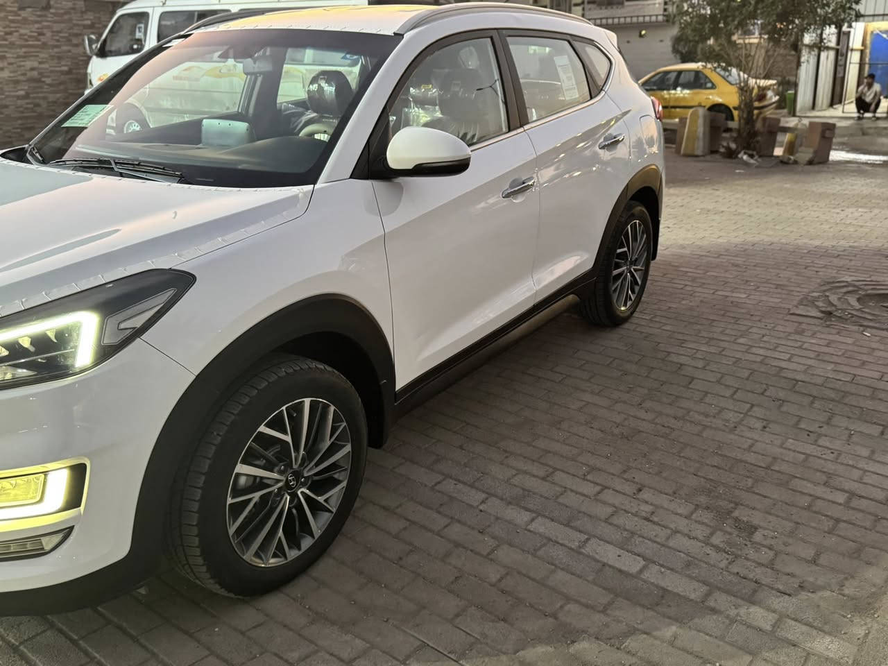 توسان للبيع موديل 2020 خليجي فول موصفات ماعدابلراما   مواصفات 5 عدسات  كشنات كهربائي كشن جلد صاج كامره شاشه دواره سيارة جديده ماشيه ٥٣ الف سيارة مكفوله من ضربة بيه صبغ نص بنيد والباقي مكفوله سعر ١٨٣ مكان سياره بغداد الرصافة رقمي ***********
