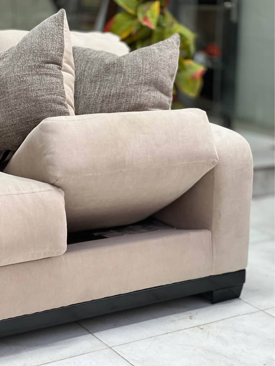 تخم أمريكي ماركه اشلي نسبه نضافته  _100❌100 بمقعد  وضهر 23cm فول بوليستر سحاب سهل التنظيف يتشغل وجهبن هيكل الداخلي حديد وخشب زان والقاعده والرجل بل كامل خشب زان طبيعي  بقماش الكتان خاولي بلون بيج عنوانه اربيل زانكو ٩٩ قرب مطعم كص سنگر يوجد توصيل ل بغداد و باقي المحافظات الأخرى*********** واتساب فقط علي أربيل, العراق
