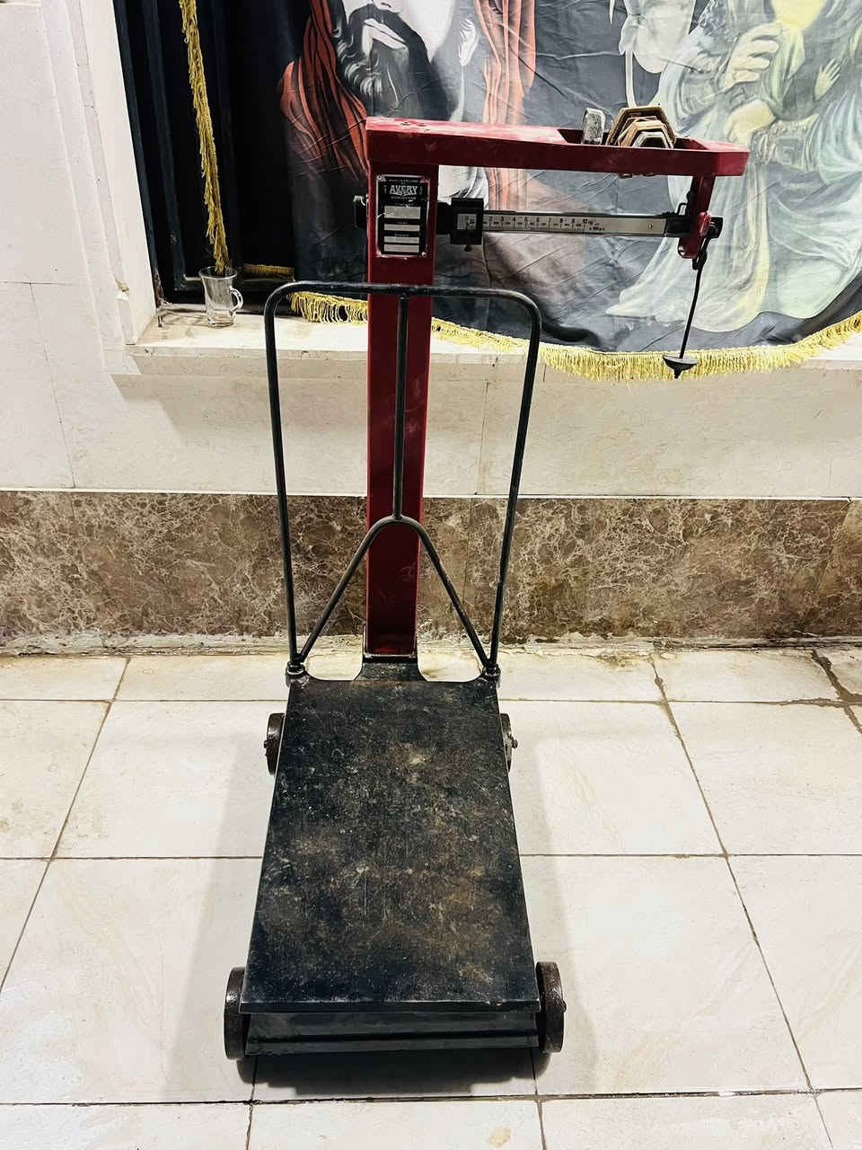 ميزان 300 كيلو انكليزي اصلي مضبوط عالمليم السعر 225 واتساب *********** مكانه بغداد هو وعياراته كامله
