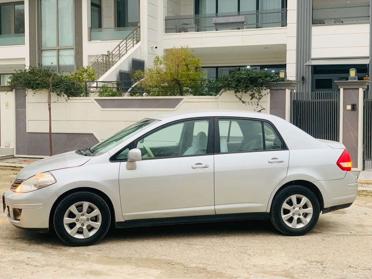 نیسان تیدا  ۲٠۱۱
نرخی کۆتای ۸۷گەڵا
بۆنید و چامەلەخی سەکن بۆیاخە بێ ناوگرتن
گێڕ و مەکینە و گشت گیانی بەشەرت
ڕۆن و تایە و بەنس و پلاک هەمووی تازە گۆڕاوە
کاڵ بونەوەی نیە
ناوی تازە ماوەتەوە
هەردوو سویچی شەریکەی لەگەڵایە
تەنها ۱۹٠هەزار کم ڕۆشتوە
سەنەوی بەسەرچووە

لە دەربەندیخانم

0770 174 0006 شربازهير, السليمانية
