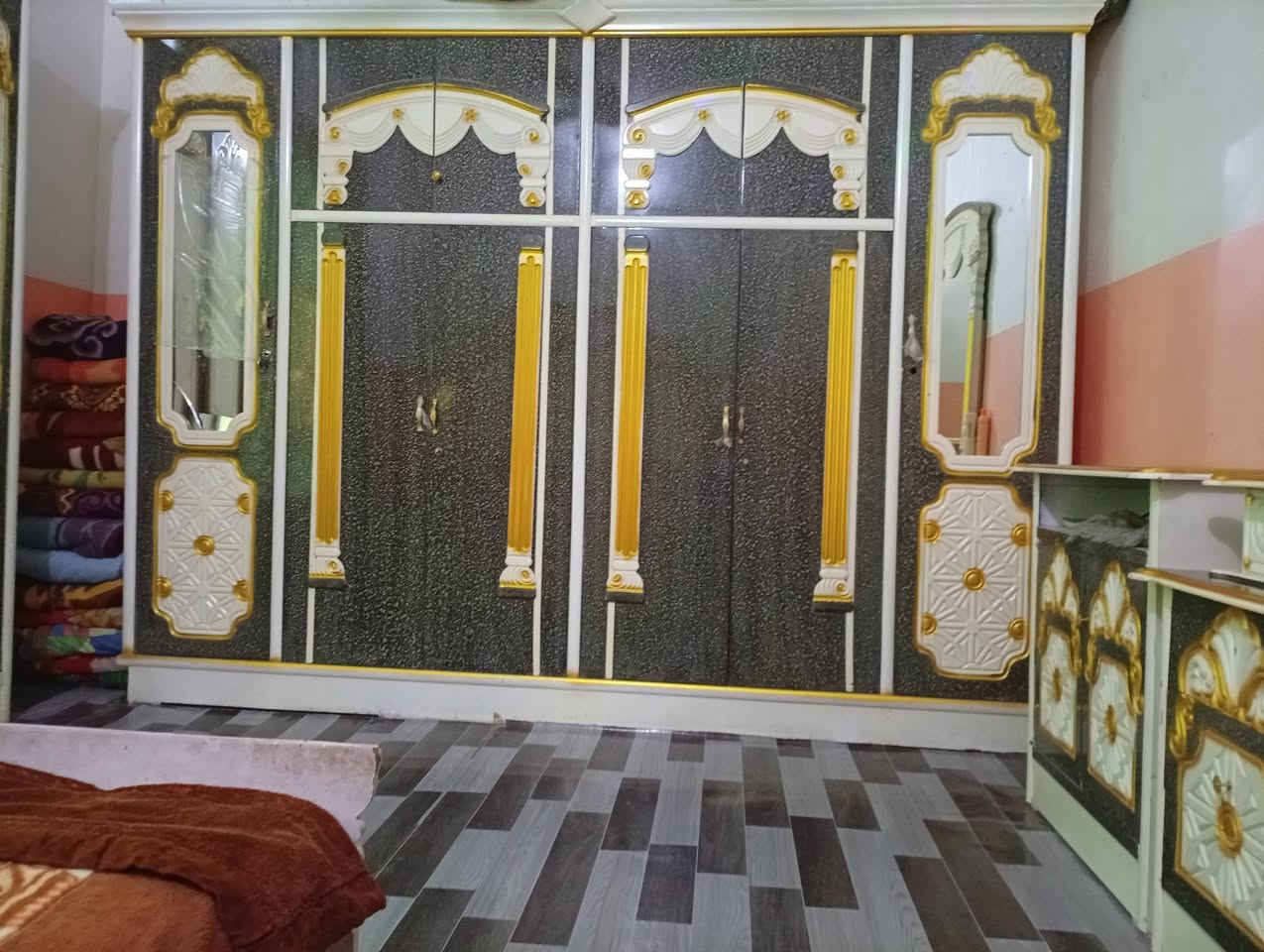 للبيع قرفه اخشاب جديده مستعملة 3 اشهر خشب صاج درجه أوله السعر مليون وربع بيه مجال المكان الكرمه الاستفسار *********** غير متواجد على الفيسبوك
