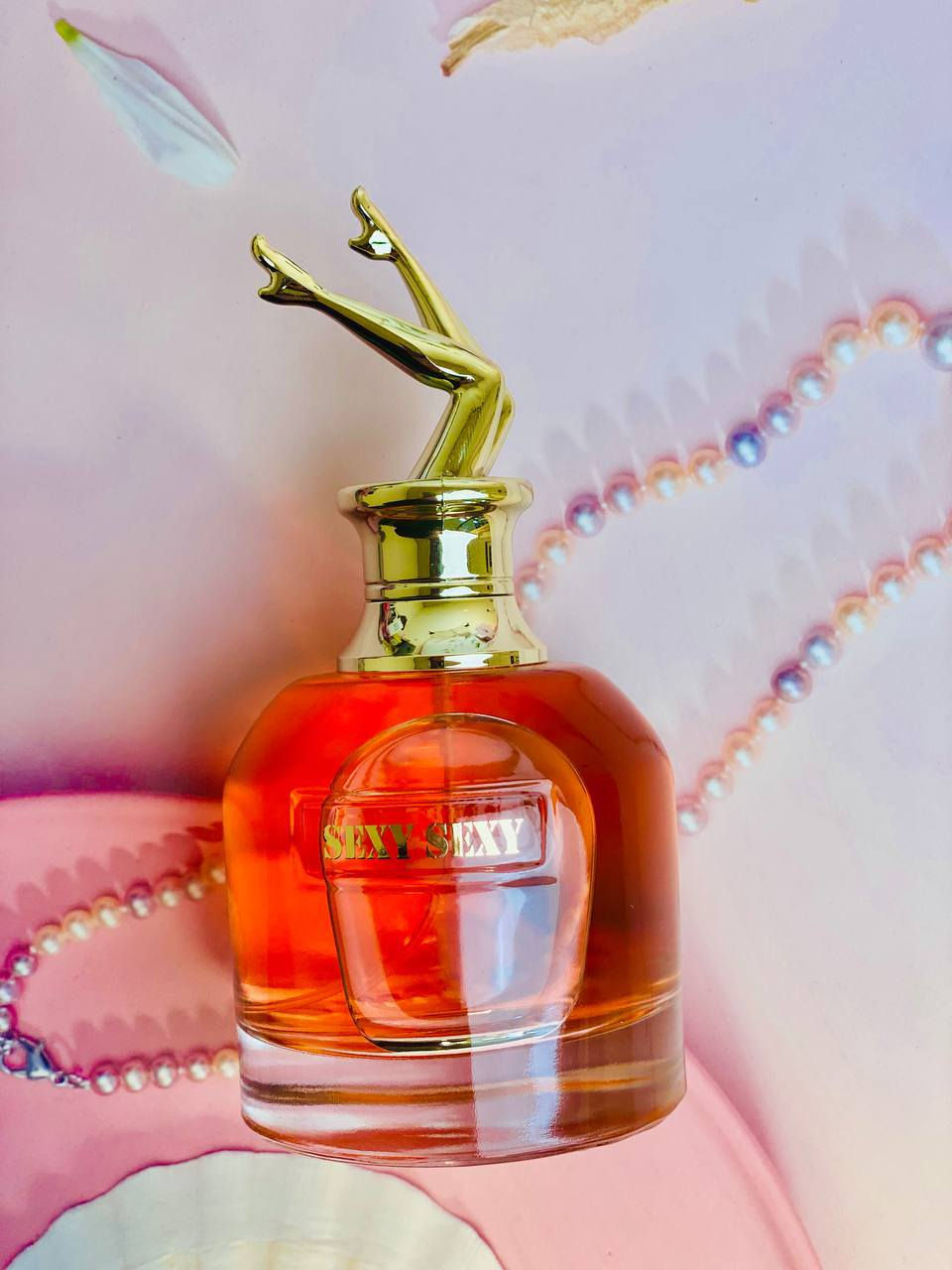 ✨🔥 عطر Scandal Sexy 🔥✨
عطر الجاذبية والأنوثة الطاغية… خلي حضورج ما ينهان وين ما تروحين 💃

💎 المميزات:
• رائحة سكسي فخمة تخطف الانتباه من أول رشة
• ثبات عالي يدوم لساعات طويلة
• فوحان قوي يخلي الكل يسأل: شنو هذا العطر؟

🌸 مكوناته العطرية:
• نفحات الزهور الأنثوية الناعمة
• لمسات فانيلا دافئة
• قاعدة مسك وعنبر تعطي فخامة وجاذبية

🔥 اختيار مثالي للسهرات والمناسبات
إذا تحبين العطور الجريئة والأنثوية… هذا العطر راح يصير إدمانج!


**إذا كنت صاحب هذا الإعلان وتريد حذفه لأي سبب، رجاءا أرسل رسالة إلى الدعم الفني**