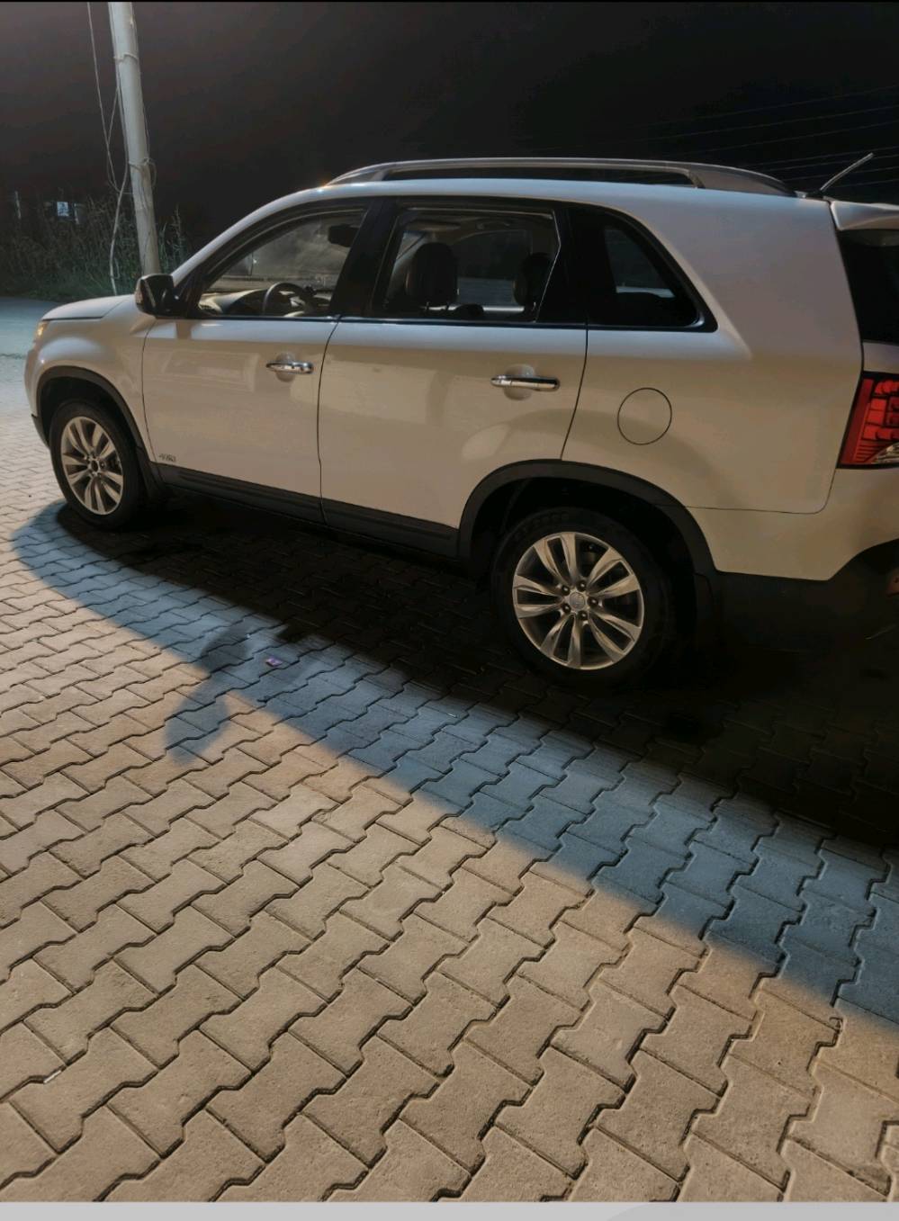 للبيع سورنتو خليجي موديل2010 📍
سياره  مكفوله كفاله عامه من التبديل والصبغ  كير محرك كفاله عامه 

سياره فول مواصفات 1/1  

فورويل

محرك 6 سلندر 

7 راكب 

3 قطع تبريد 

بصمه 

اشاير بالمري 

كرسي كهرباء  جهتين 

قمارة بانوراما

كشنات امامي تدفئه تبريد 

تحكم ستيران جهتان 

إشارة ترحيب

مثبت سرعة

بصمة عدد2

رقم بغداد انكليزي تحويل ثاني يوم

مكان السياره // بغداد 
155وبيها مجال

الاستفسار اكثر الاتصال على الرقم الموجود + متواجد وتساب 

***********
تگدر تذكرلنا شكد ماشيه بالضبط، وشنو وضع المكينة والگير هسه؟: 
ماشية 193الف ولكير والمكينة كفالة من شركة
بيها أي حادث أو رشة غير الكفالة العامة؟ إذا إي، شنو الجزء المتبدل/المصلّح؟: 
سيارة كفالة عامة من صيغ وتبديل
شنو فئة السورينتو بالضبط أو اسم الفئة/المواصفات الأصلية إذا موجودة؟: 
كيا سورنتو فورويل 
السنوية شكد باقي عليها، وأوراقها بغداد إنكليزي تحويل ثاني يوم مثل ما مذكور؟: 
أي نعم
إذا المشتري يريد يفحصها، وين مكان المعاينة بالضبط ببغداد، وهل أكو مجال نهائي بالسعر لو ثابت؟: 
بيها مجال بسيط مكانها بغداد