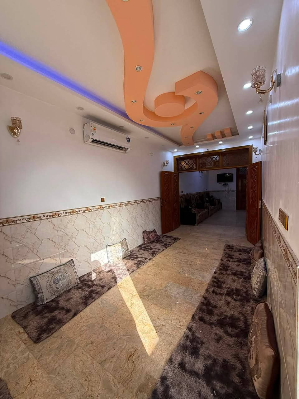 البيت للبيع حي المكرمه ١٢٥ متر ٣ غرف منطقه ال٩٠٠٠ بناء صب كونكريت للاستفسار ***********
