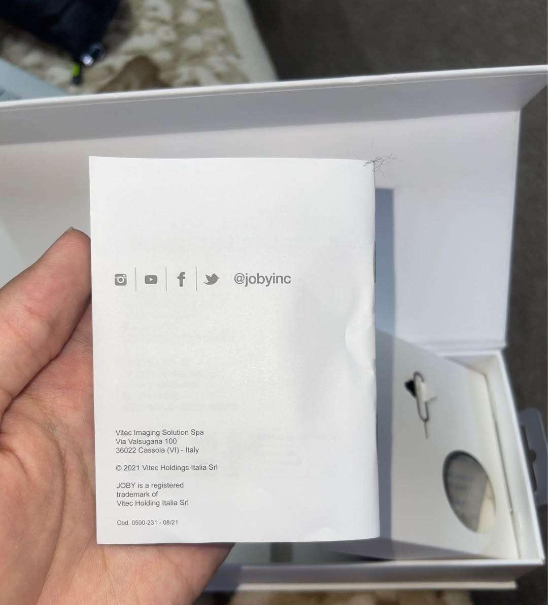 سڵاو بەرێزان ،

مایکرۆفۆنی (Wireless) ـی مارکەی بەناوبانگی Joby Wavo Air دەفرۆشم بە نرخێکی زۆر گونجاو.

مایکرۆفۆنەکە تەواو نوێ و لۆکە ، بە هیچ شێوەیەک بەکارنەهاتووە. (بۆ ڕێکخراوێک کڕدرا و دواتر هیچ دەنگ و چاڵاکییەکیان نەبوو ، بۆیە لە کارتۆنەکەیدا ماوەتەوە بە زەمان ).

 پاکێجی دووانییە (Dual) ، واتە ٢ مایکرۆفۆن (Transmitter) و ١ وەرگر (Receiver) ی تێدایە. بۆ چاوپێکەوتن ، پۆدکاست ، ڤلۆگ و دروستکردنی ناوەڕۆک بە مۆبایل یان کامێرا بێوێنەیە.

کارتۆنەکەی تەواو پڕە و هەموو کێبڵەکانی کامێرا و مۆبایل ، ٢ مایکرۆفۆنی یەدەگی یەخە (Lavalier) ، ڕاگرە موگناتیسییەکان و دژە با (Windjammer) ی لەگەڵە.

نرخەکەی تەنها ( ٣٠ ) هەزار دینارە.

مایکرۆفۆنەکە لە سلێمانییە. بۆ کڕین نامە بنێرە یان پەیوەندی بکە بەم ژمارەوە و بۆ هەر شوێنێک ویستتان ، لە خزمەت دام:

0750 748 3441

______________________

تێبینی گرنگ ، ئامێرەکە بە مەرجی لۆک بوون و بەکارنەهاتن دەفرۆشرێت.

پێکهاتەکانی ناو کارتۆنەکە (Full Accessories):

١ دانە وەرگر (Receiver)

٢ دانە ترانسمیتەر (Transmitter) کە مایکرۆفۆنی ناوخۆییان تێدایە

کێبڵی تایبەت بۆ بەستنەوە بە کامێرا (TRS)

کێبڵی تایبەت بۆ بەستنەوە بە مۆبایل (TRRS)

٣ دانە کێبڵی شەحن کردنەوەی جۆری USB-C

٢ دانە مایکرۆفۆنی تەلدار کێبڵ درێژ (Lavalier) بۆ شاردنەوەی ژێر جل

کۆمەڵێک ڕاگری جۆراوجۆر (موگناتیسی، کلیپ، و هی سەر حامیلەی کامێرا)

٢ سەری دژە با (فەروو) بۆ تۆمارکردنی دەنگ لە دەرەوە السليمانية, العراق
