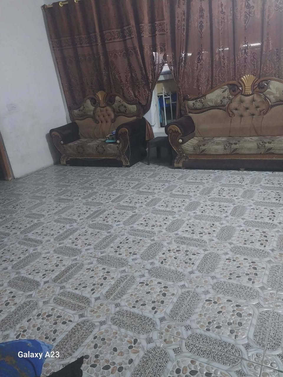 كوت حي الحكيم نزلة بيت عطوف
٢٠٠ متر 
بي ٣ غرف ٢ جوه وحده فوك وصحيات ٣ وحده خارجيه ووحده فوك ووحده جوه
***********
