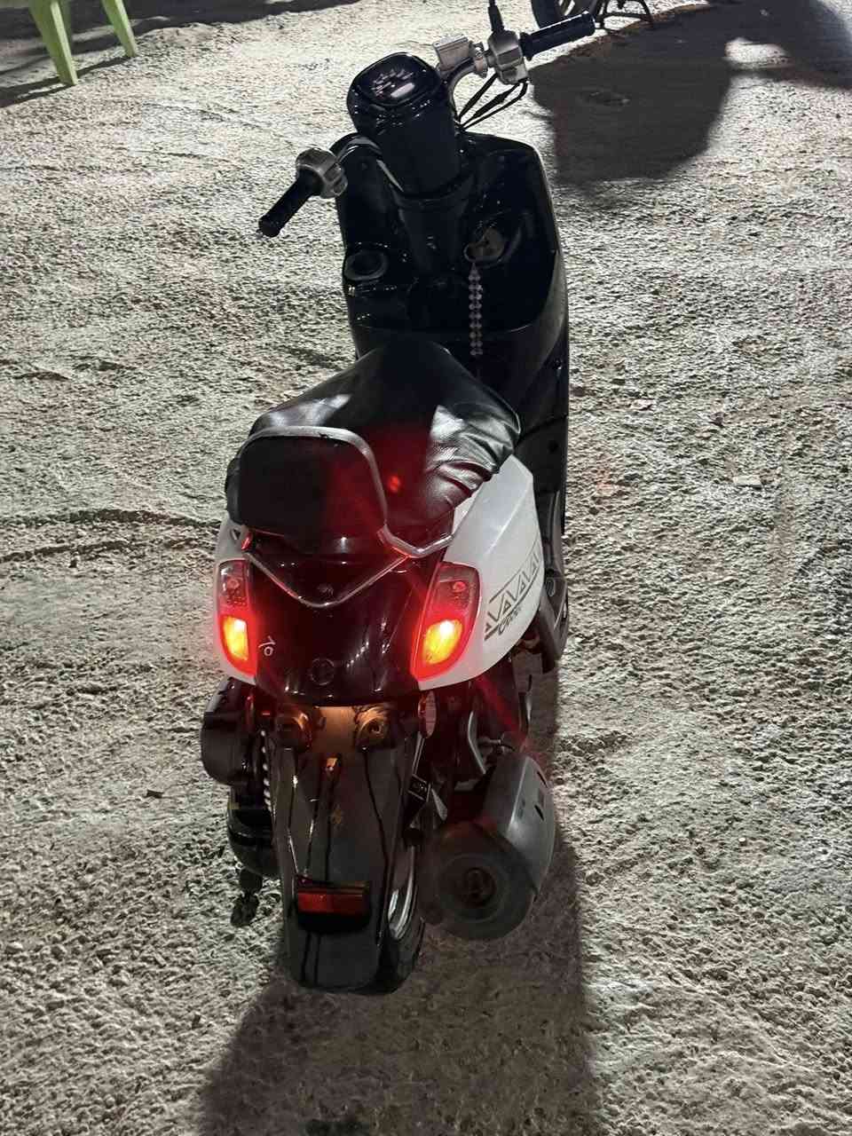 السلام عليكم بوليس حديث دراجه كارتون جديده حاله الوكاله رمبه بلاديه كلها شغاله ماشيه 30تخم تاير كفر اصلي مكينه شعله معدل السعر 950مكاني بغداد الشعله ***********
