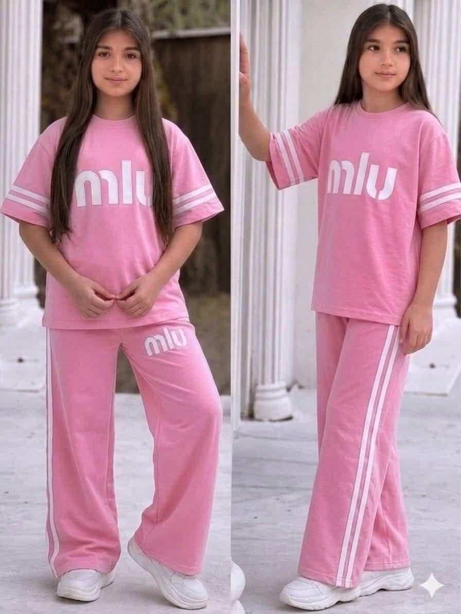 � طقم بناتي كيوت وخفيف يجنن 💖
ستايل عصري ومريح للبنات 👌✨

🎀 متوفر بعدة ألوان حلوة:
💜 بنفسجي
🌸 وردي فاتح
❤️ أحمر
💖 فوشي
💚 أخضر نعناعي

📏 القياسات: 4 / 6 / 8 / 10 / 12

✔️ خامة ناعمة ومريحة
✔️ مناسب للطلعات والبيت
✔️ موديل مرتب وبسيط يلبك يخبل

🚚 التوصيل داخل المحمودية ألف اكثر من قطعه مجاناً 
السعررررر بلاش 7000 بس
📩 للحجز والاستفسار راسلونا خاص


**إذا كنت صاحب هذا الإعلان وتريد حذفه لأي سبب، رجاءا أرسل رسالة إلى الدعم الفني**